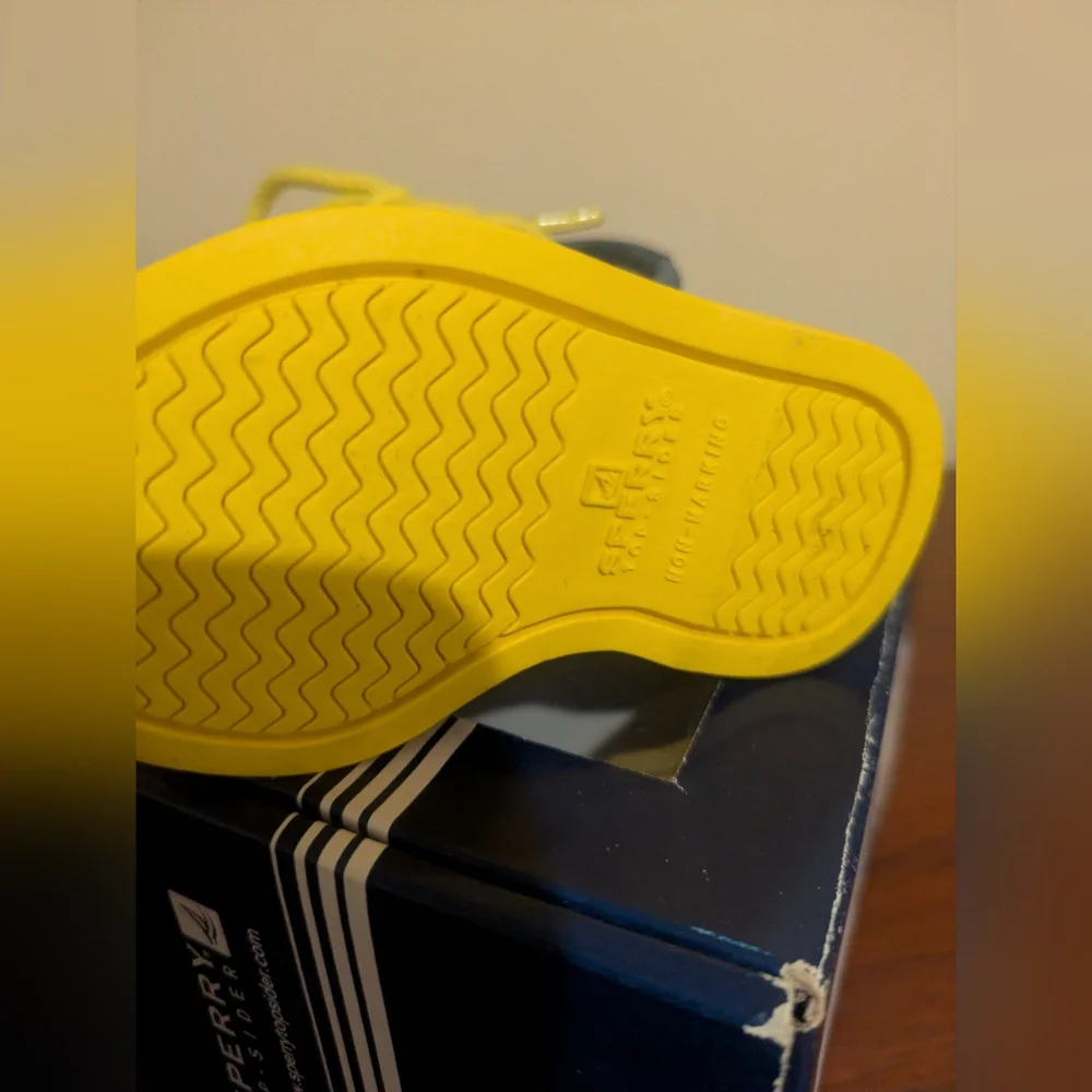 NWT Sperry Top-Sider Kids 'Authentic Original' C Kids Navy and Yellow Moccasins
